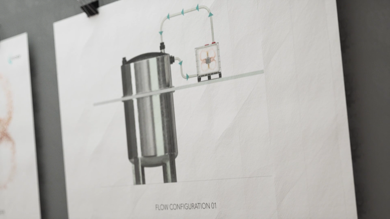 Plug-in rotating bed reactor connected to a larger reactor vessel